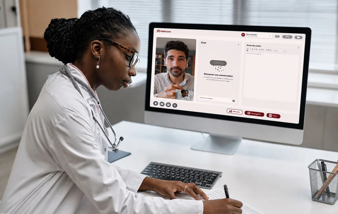 Une médecin en téléconsultation sur l'interface Hellocare Pro depuis son cabinet