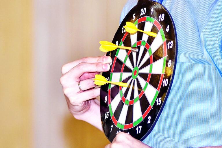 douleur-thoracique personne qui tient un jeu de fléchettes sur sa poitrine
