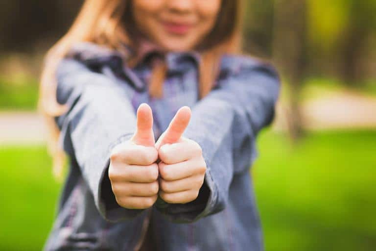 soigner un panaris Jeune fille qui lève ses 2 pouces